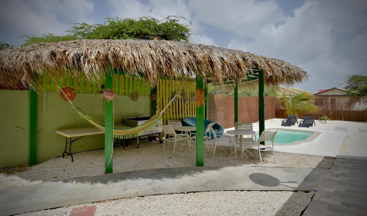 Pista Q Hostel And Apartments Oranjestad Dış mekan fotoğraf