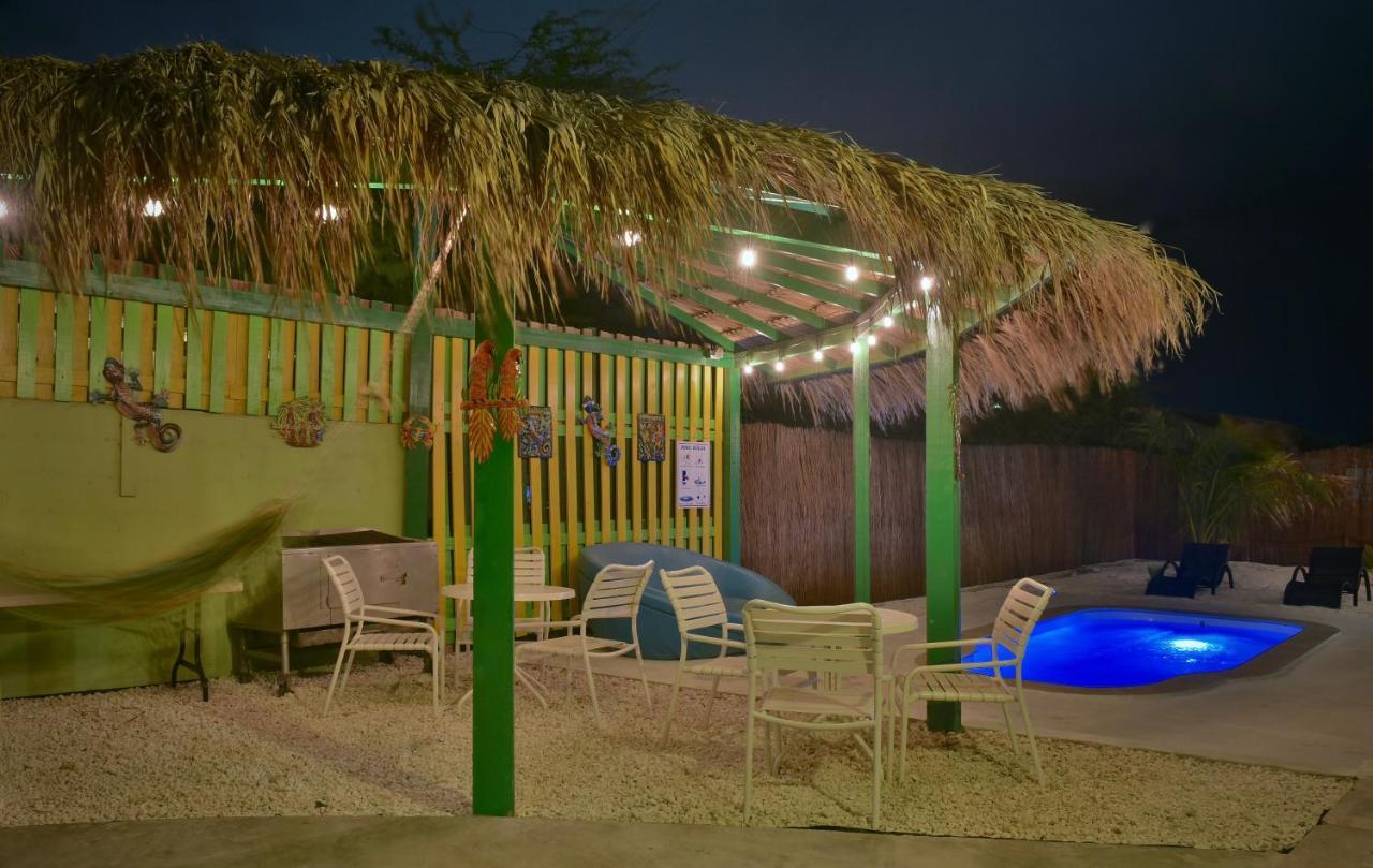 Pista Q Hostel And Apartments Oranjestad Dış mekan fotoğraf