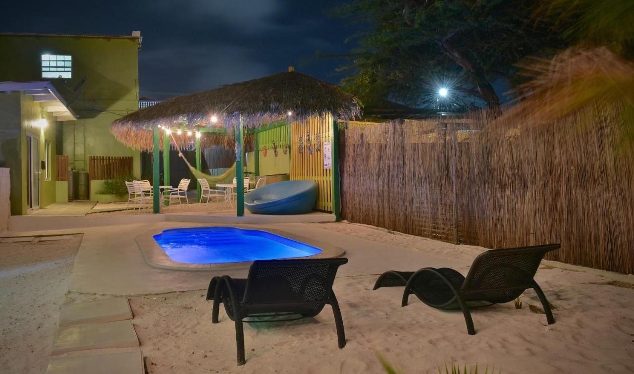 Pista Q Hostel And Apartments Oranjestad Dış mekan fotoğraf