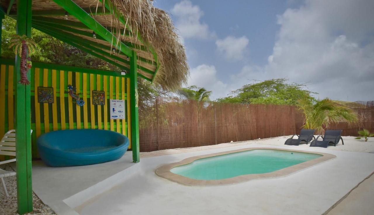 Pista Q Hostel And Apartments Oranjestad Dış mekan fotoğraf